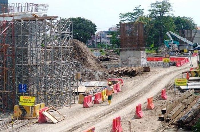 Area proyek pembangunan Flyover Purwosari, Kota Solo, Senin (04/05/2020).