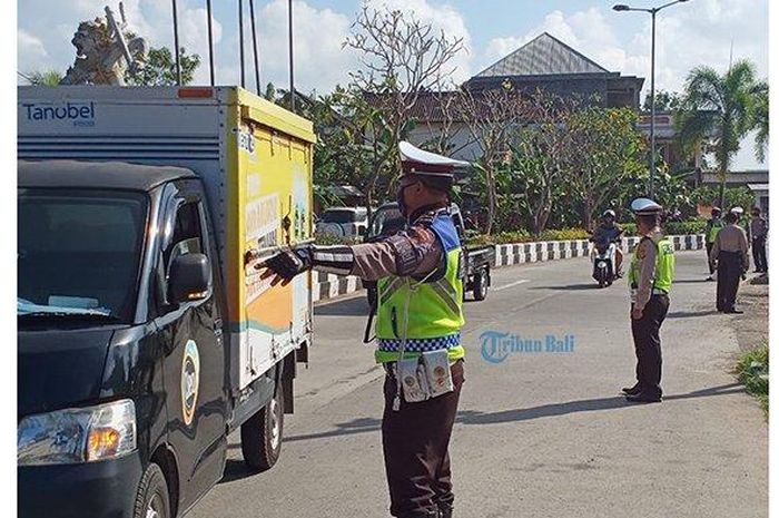 Personel Polres Badung saat melakukan oprasi penyekatan yang ke 11 di di depan Pos Keamanan dan Pos Penyekatan di jalan raya Mengwitani, Selasa (5/5/2020) 