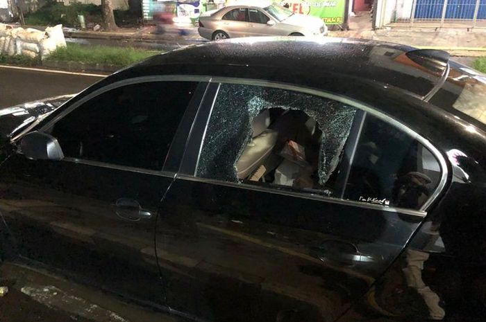 Mobil milik dr Tirta yang mengalami pencurian dengan modus pecah kaca di kawasan BSD, Serpong, Tangerang, Selasa (5/5/2020)