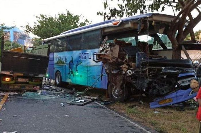 Kecelakaan bus PO Restu Mulya dan truk di ruas PLTU Paiton, Probolinggo, Jawa Timur