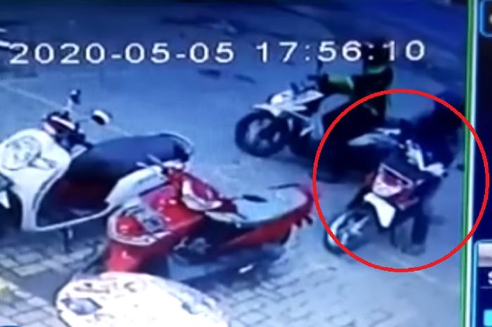 Rekaman aksi pencurian motor di sebuah minimarket di daerah Gadingrejo, Pringsewu, Lampung pada Selasa (5/5/2020)