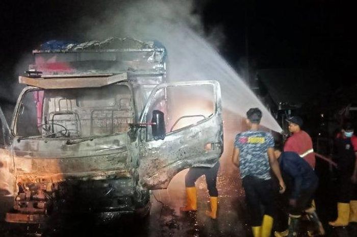 Petugas BPBD Aceh Timur, memadamkan truk bermuatan sawit yang dibakar di Jalan Peureulak-Peunaron, Dusun Sikabot, Seumanah Jaya, Ranto Peureulak, Aceh Timur, Selasa (5/5/2020) malam. 