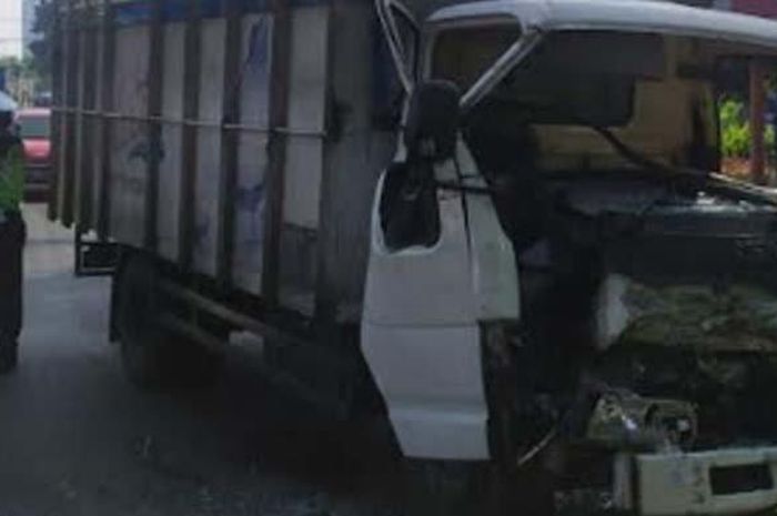 Kendaraan Isuzu Elf yang terlibat laka lantas sesaat sebelum dievakuasi.