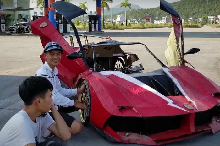 Kreatif! Pelajar Ini Bikin Ferrari KW, Bodi Pakai Kardus