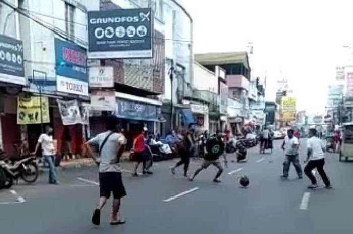 Main bola saat PSBB Kota Tasikmalaya