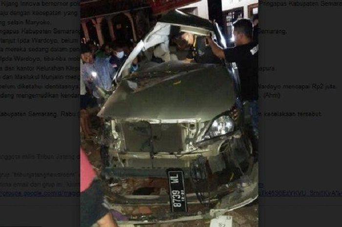 Toyota Kijang Innova hajar beton gapura hingga nyaris gepeng, tiga penumpang tewas