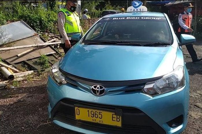 Toyota Limo unit taksi Blue Bird yang membawa penumpang dari Bandung ke Sukabumi