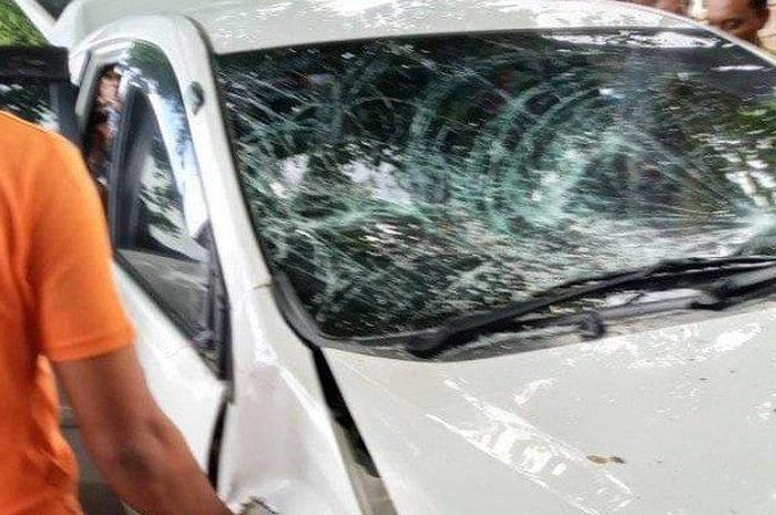 Daihatsu Xenia yang dipakai pelaku pembawa kabur bahan sembako ringsek dan pecah kaca setelah tertangkap warga melalui aksi kejar-kejaran