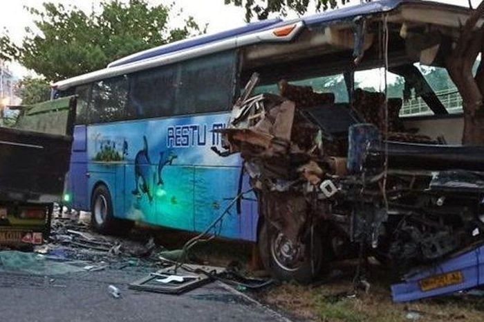 Kondisi bus Restu Mulya yang menabrak truk pengangkut ikan di kawasan Paiton, Probolinggo. 
