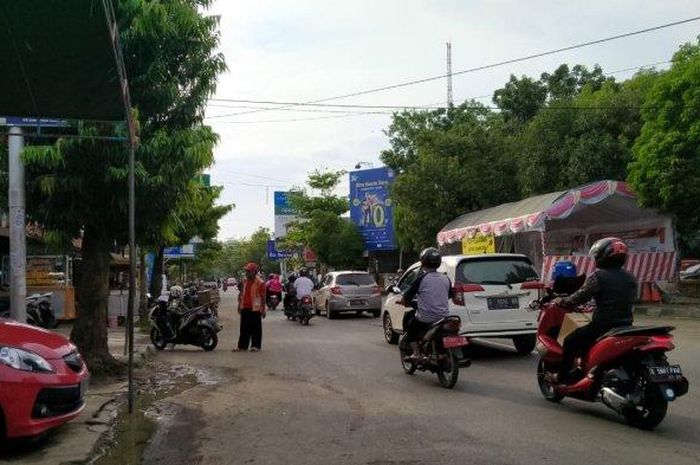 Arus lalu lintas di Jalan Jenderal Sudirman, Indramayu, Rabu (6/5)