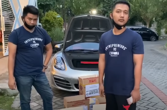 Tangkapan layar video 'Crazy Rich Surabaya' bagi-bagi rezeki pada warga yang terdampak Covid-19 naik Porsche