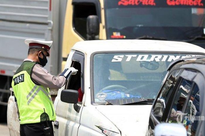 Anggota Satlantas Polres Garut memeriksa pengendara yang melintasi Jalan Limbangan, Jumat (24/4/2020).