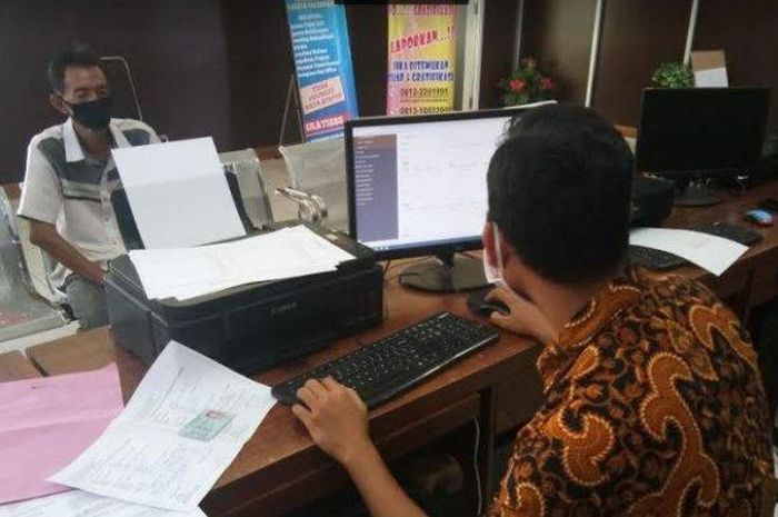 Herry warga Panca Usaha Palembang membuat laporan di Polrestabes Palembang, Rabu (6/5/2020).