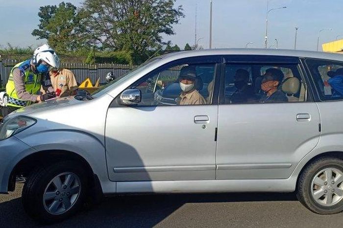 Petugas melakukan penyekatan di Gerbang Tol Cileunyi, Selasa (05/05/2020).