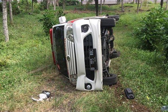 Sebuah mobil ambulans yang terguling karena tabrakan dengan minibus di Jembrana, Bali pada Selasa (5/5/2020)