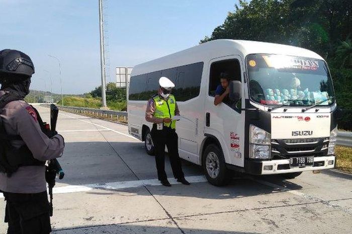 Ilustrasi penyekatan kendaraan di gerbang tol selama PKM di Kota Semarang