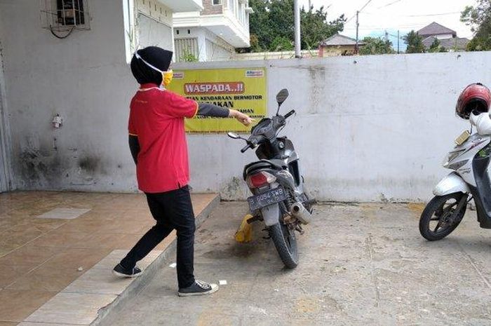 Karyawan Alfamart Segala Mider menunjukkan lokasi parkir motor konsumen yang dicuri, Rabu (6/5/2020). 