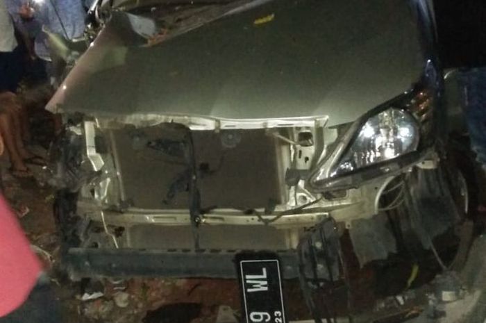 Toyota Innova yang menabrak gapura Balai Desa Klepu Kecamatan Pringapus Kabupaten Semarang, Rabu (6/5/2020).