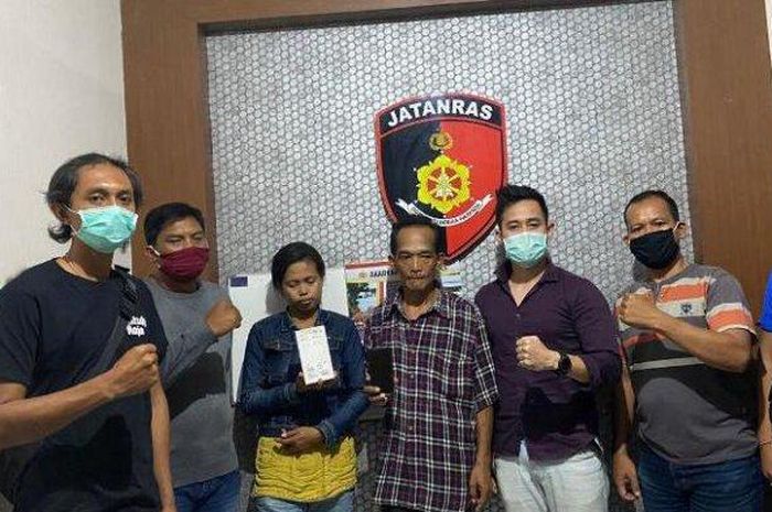 Made Semara (pegang ponsel, red) ditangkap jajaran Polres Tabanan satu jam setelah ia beraksi, Selasa (5/5/2020)