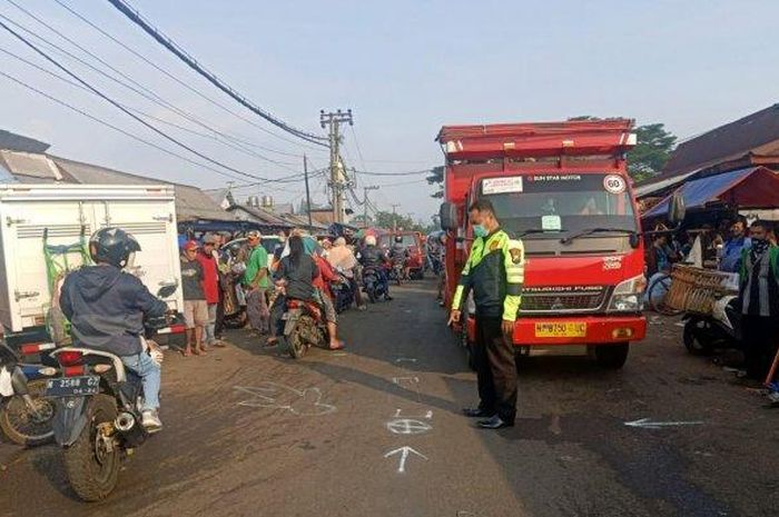 Anggota kepolisian saat olah kejadian perkara di lokasi kecelakaan.  