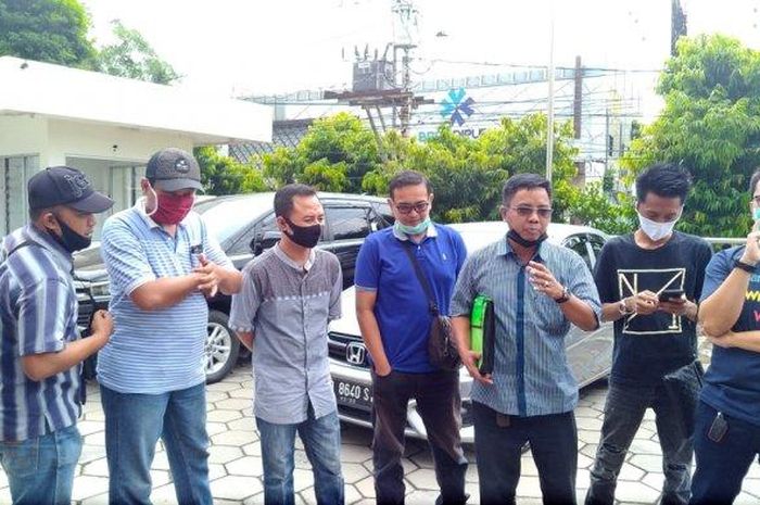 Para pelaku usaha rental mobil yang tergabung dalam Paguyuban Transportasi dan Pariwisata Solo Raya mengadu ke OJK Surakarta, Rabu (6/5/2020). Mereka meminta keringanan penangguhan kredit selama tiga bulan. 