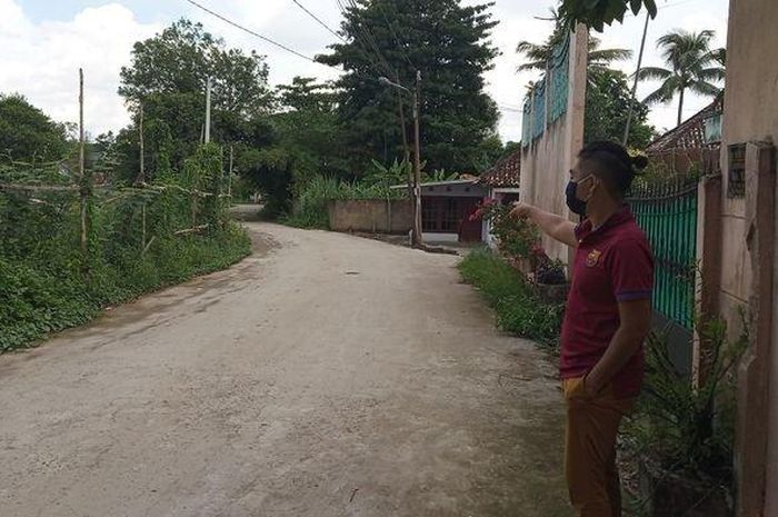 Akbar salah seorang warga sekitar menunjukkan lokasi kejadian pembegalan di kuburan cina Kelurahan Sukabangun 1, Kecamatan Sukarami, Kota Palembang, Kamis (7/5/2020) 