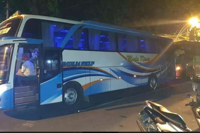 Dua unit bus Madu Kismo jurusan Jakarta-Madura diamankan Polres Gresik karena melanggar PSBB dan diduga angkut pemudik gelap, Rabu (6/5/2020)