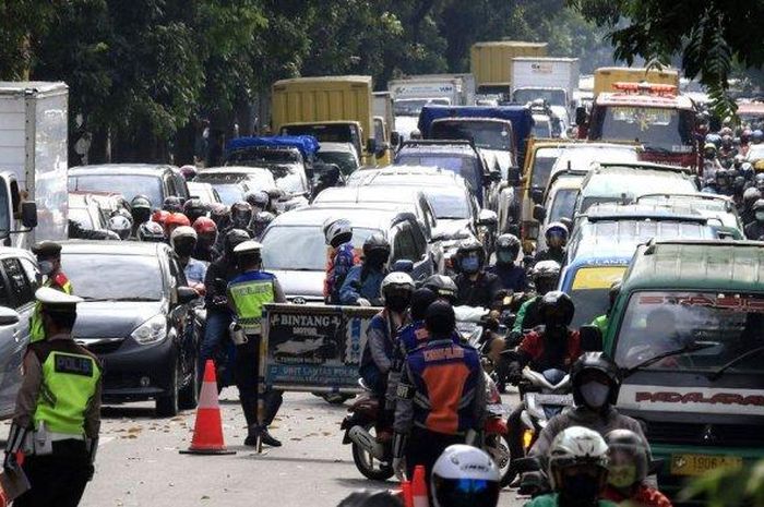 Situasi Check Point PSBB di perbatasan Kota Cimahi dan Kota Bandung, Sabtu (2/5)