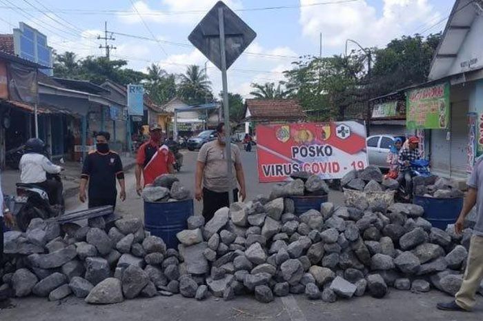 Batu yang akhirnya dipasang sebagai barikade jalur alternatif di Desa Jatiroto Kecamatan Sumberbaru, Jember. 