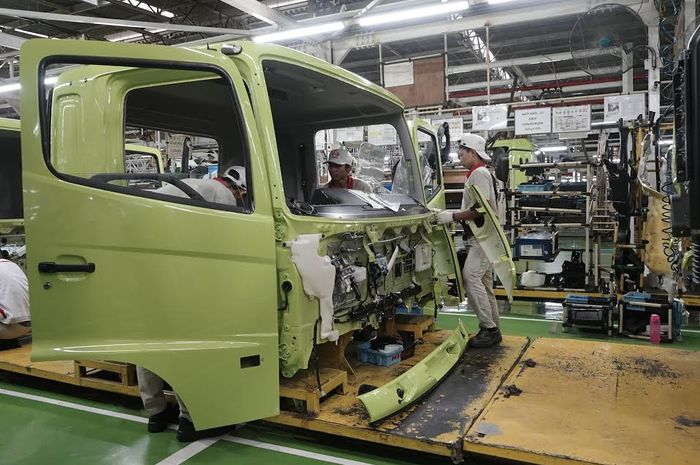 PT Hino Motors Manufacturing Indonesia (HMMI) kembali melakukan perpanjangan penutupan pabrik produksi kendaraan niaga mereka.