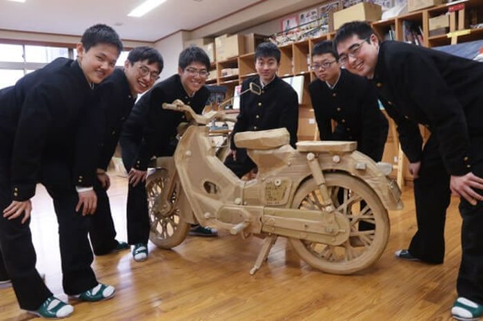 Enam siswa SMK Yawatahama, Prefektur Ehime, Jepang membuat replika Honda Super Cub C100 dengan skala 1:1