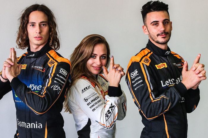 Sophia Floersch berfoto bersama Alex Peroni dan Alessio Deledda yang menjadi rekannya di Campos Racing
