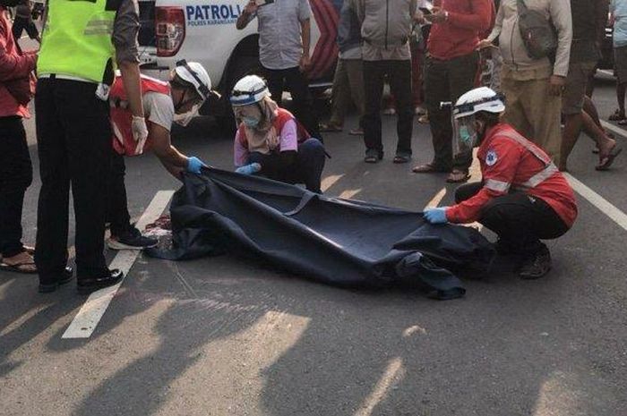 Proses evakuasi korban kecelakaan di Jalan Solo-Tawangmangu, Kamis (07/05/2020)