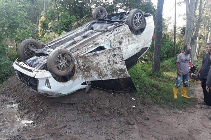 Toyota Calya terbalik di Sekupang, kawasan hutan Mata Kucing kota Batam
