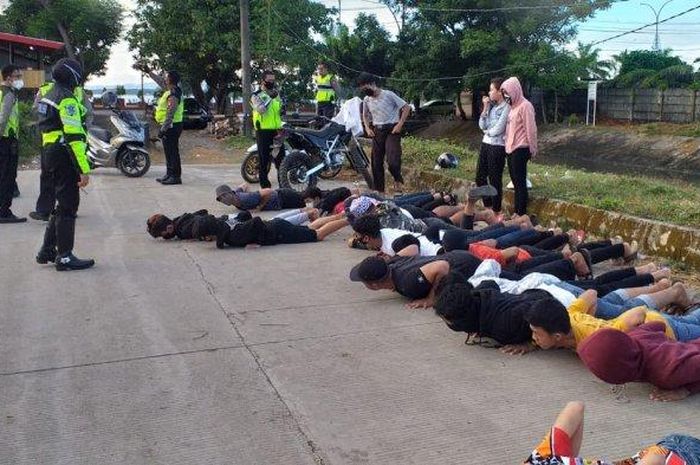 Belasan pelaku balapan liar diamankan Satuan Lantas Kepolisian Resort Kota Besar Makassar, saat patroli Penerapan Pembatasan Sosial Berskala Besar (PSBB).