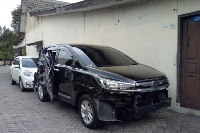 Satu unit Toyota Kijang Innova ringsek usai dihantam truk saat parkir di depan Omah Batik Laweyan, Solo, Sabtu (9/5/2020)