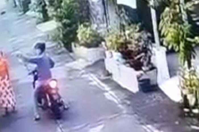 Tangkapan layar jambret kalung emas yang terekam kamera CCTV di wilayah Mantrijeron, Kamis (7/5/2020).  