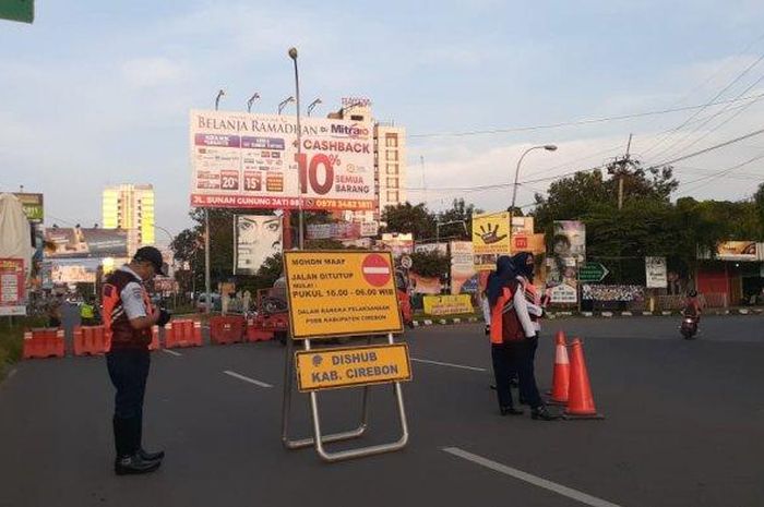 Sejumlah petugas saat bersiaga dalam penutupan Jalan Tuparev, Kecamatan Kedawung, Kabupaten Cirebon, Kamis (7/5/2020).