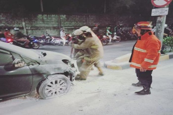 Mobil Honda Mobilio yang terbakar di dekat GT Rawamangun, Jalan Ahmad Yani, Jakarta Timur, berhasil dipadamkan petugas Dinas Penanggulangan Kebakaran Jakarta Timur, Jumat (8/5/2020).