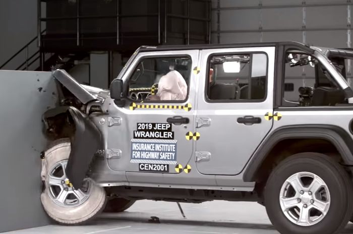 Uji tabrak Jeep Wrangler 2019 yang dilakukan IIHS