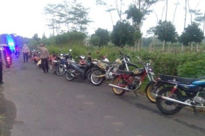 Polres Kediri menyita 11 motor di arena balap liar di jalan persawahan Dusun Semanding, Desa Tertek, Kecamatan Pare, Kabupaten Kediri, Sabtu (9/5/2020).