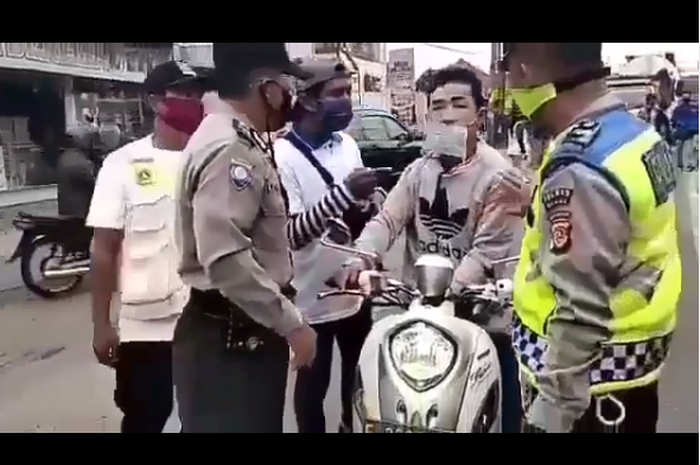 Pengendara Yamaha Fino melawan petugas di pos check point perbatasan Kabupaten Bogor.