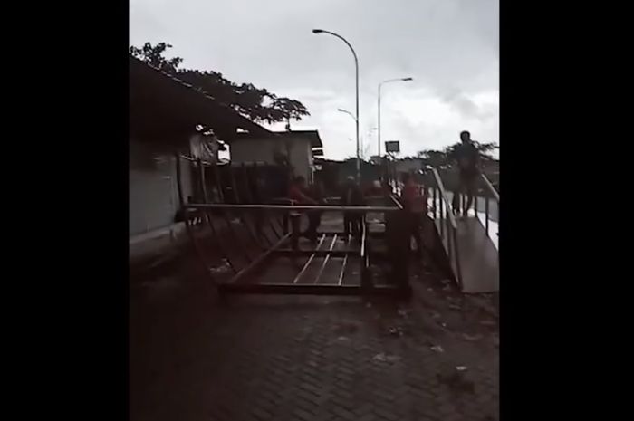 Halte BRT Trans Semarang di Pasar Yaik, kawasan Masjid Agung Jawa Tengah, Semarang terguling, Sabtu (09/05/2020).
