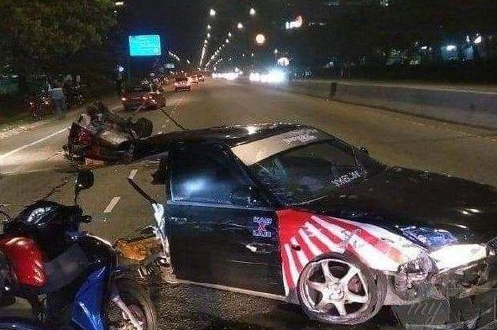 Sebuah mobil Proton Wira mengalami kecelakaan di Kilometer 12, Jalan Johor Bahru-Air Hitam, Johor Bahru, Kamis (7/5/2020) malam.