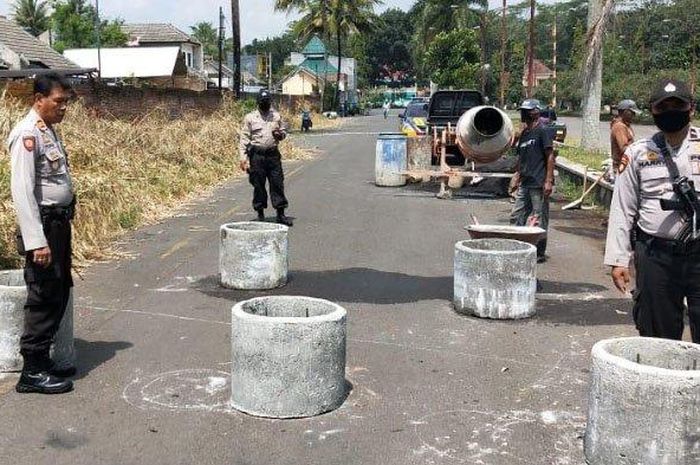 Cegah Balap Liar, Polisi Pasang Beton hingga Pita Kejut di Jalan