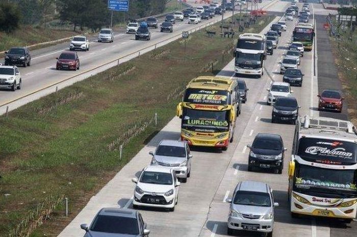 Kendaraan pemudik dari arah Jakarta melewati jalan tol jakarta-cikampek di Cikampek, Jawa Barat, jelang Lebaran 2019. Setelah melarang mudik, pemerintah kini membolehkan lagi mudik bagi orang yang memenuhi syarat-syarat tertentu. 