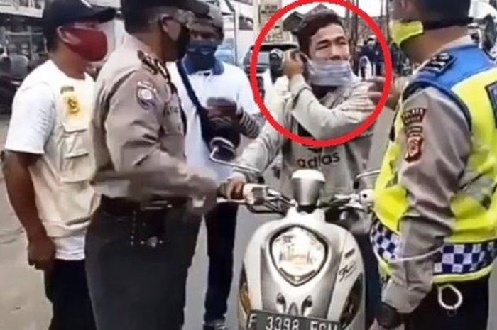 Pemuda ngamuk incar polisi tua karena diingatkan pakai masker di check point PSBB perbatasan kab. Bogor dan Kab. Bekasi, Sabtu (9/5/2020).