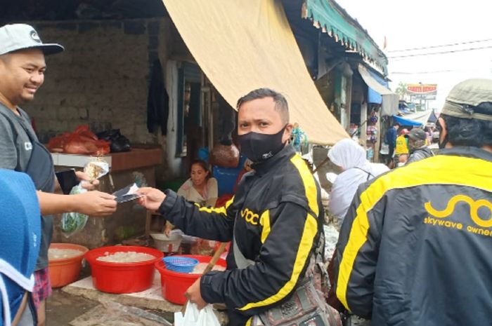 Membagikan masker pada warga di pasar 