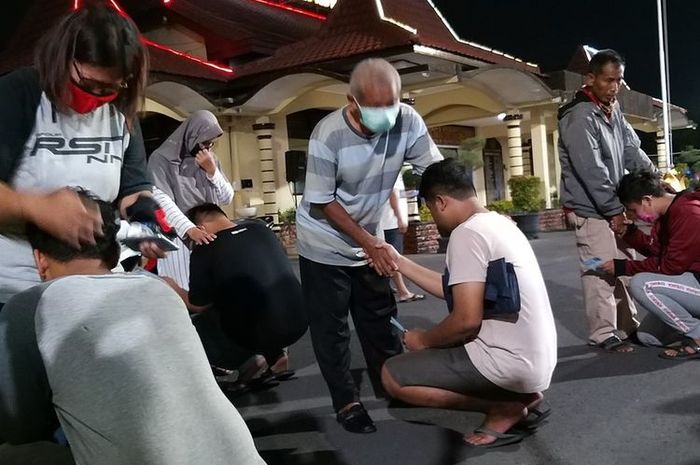 Warga yang terciduk operasi balap liar ditengah pandemic covid-19 bersimpuh meminta maaf kepada orang tua sebelum dipulangkan. Mereka dikenakan tilang dan wajib lapor seminggu dua kali di Polres Madiun Kota.