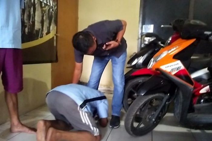 ILUSTRASI pelaku curanmor minta maaf ke polisi. (dalam foto: Ace alias Mamang (53) tersangka penadah sepeda motor curian menangis histeris sampai bersujud dihadapan polisi. Mamang menangis sejadi-jadinya saat meminta maaf kepada Kanitreskrim Polsek Senapelan, Iptu Abdul Halim, Selasa (5/9/2017). )